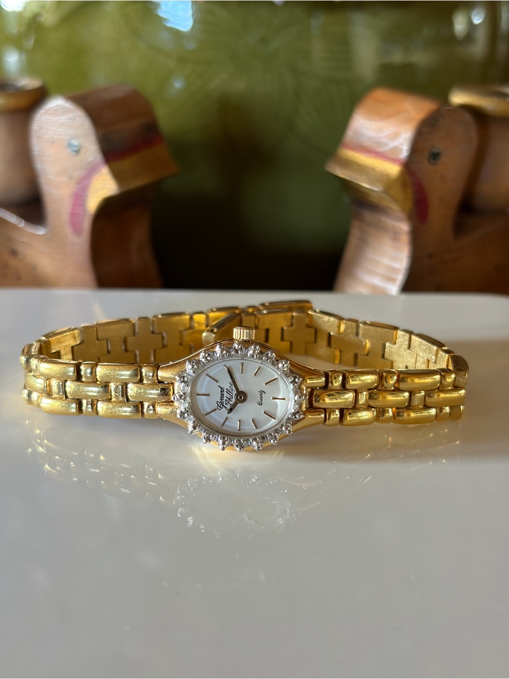 Elegant Gold-Tone Women's Bracelet Watch with Crystal Bezel